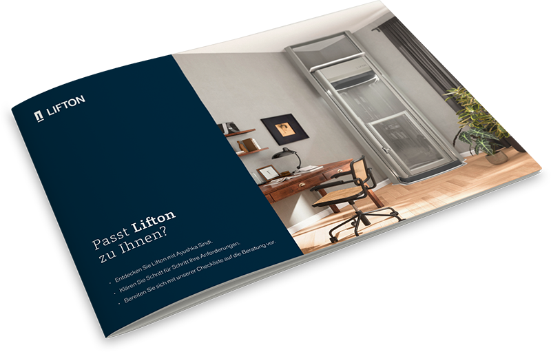 Eine offene Broschüre zeigt links den Text „LIFTON. Passt Lifton zu Ihnen? Entdecken Sie, ob Lifton Ihr Anforderungsprofil erfüllt…“. Rechts sieht man einen modernen Homelift in einem hellen Arbeitszimmer.